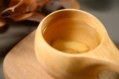 桌面上的杯子里的美味可口的姜茶