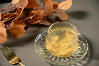 桌面上的杯子里的美味可口的姜茶