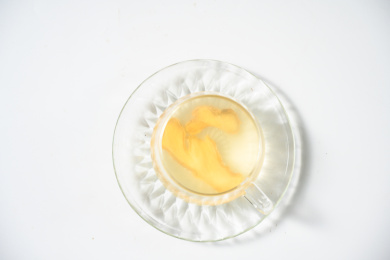 桌面上的杯子里的美味可口的姜茶