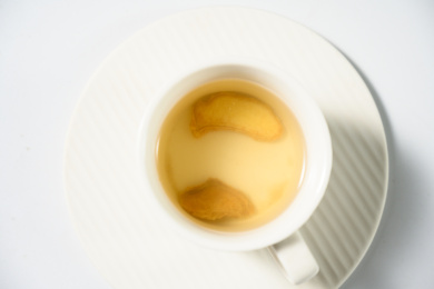 桌面上的杯子里的美味可口的姜茶