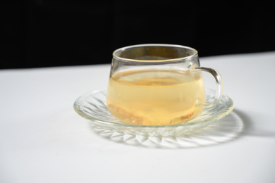桌面上的杯子里的美味可口的姜茶