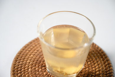 桌面上的杯子里的美味可口的姜茶