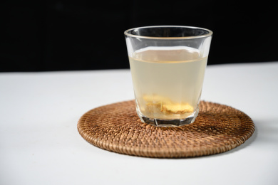 桌面上的杯子里的美味可口的姜茶