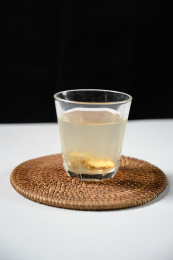 桌面上的杯子里的美味可口的姜茶