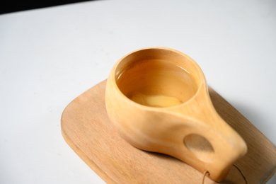 桌面上的杯子里的美味可口的姜茶