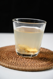 桌面上的杯子里的美味可口的姜茶