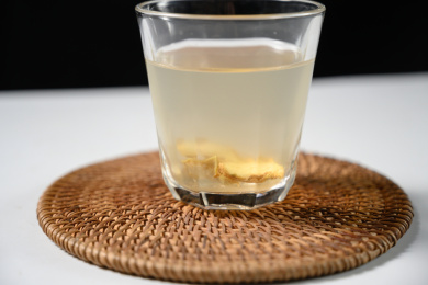 桌面上的杯子里的美味可口的姜茶