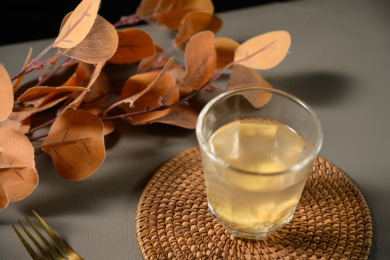 桌面上的杯子里的美味可口的姜茶