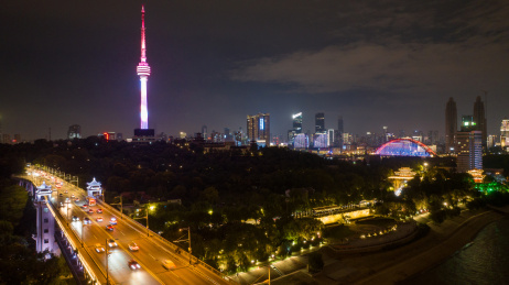 夕阳下的中国湖北武汉长江大桥和龟山电视塔