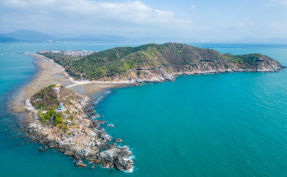 海南三亚西岛海洋文化旅游区蓝天白云下的牛