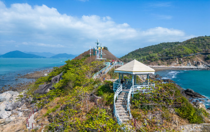 海南三亚西岛海洋文化旅游区蓝天白云下的牛