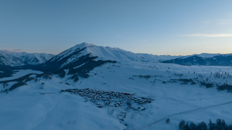 中国新疆冬季雪山景观