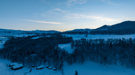 中国新疆冬季雪山景观