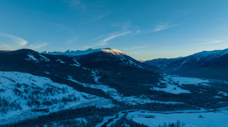 中国新疆冬季雪山景观