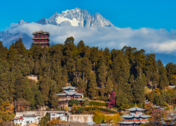 中国云南丽江玉龙雪山下的丽江古城风光