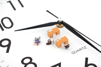 微缩创意高强度加班倒在岗位上