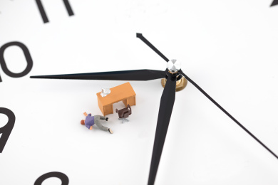 微缩创意高强度加班倒在岗位上