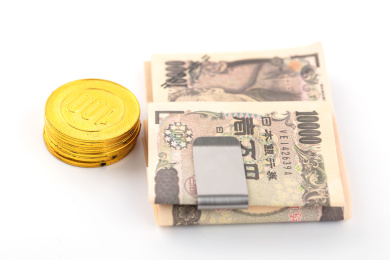 日元纸币和金币在白背景上