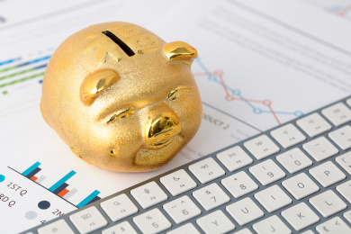 键盘旁的小猪存钱罐