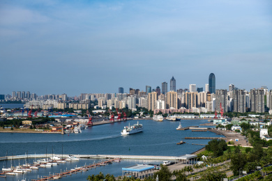 中国海南省海口市秀英港海港城市晴天风光