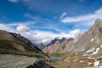 中国新疆独库公路哈希勒根达坂高山湖泊景观