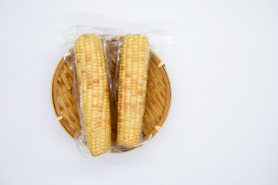 白背景真空包装食材彩糯玉米