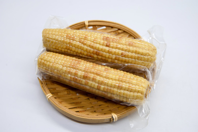 白背景真空包装食材彩糯玉米