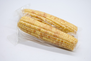 白背景真空包装食材彩糯玉米