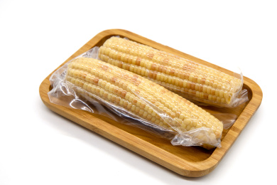 白背景真空包装食材彩糯玉米