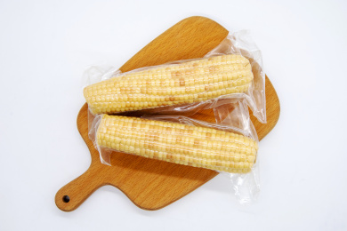 白背景真空包装食材彩糯玉米