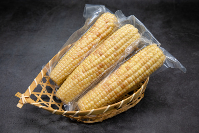 水泥背景真空包装食材彩糯玉米