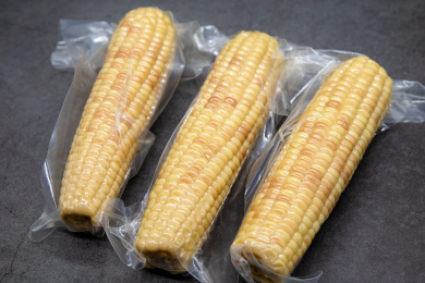 水泥背景真空包装食材彩糯玉米