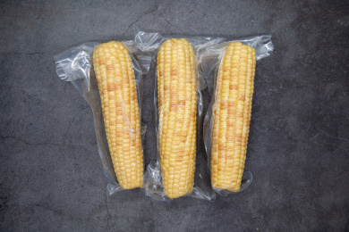 水泥背景真空包装食材彩糯玉米