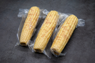 水泥背景真空包装食材彩糯玉米