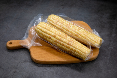 水泥背景真空包装食材彩糯玉米