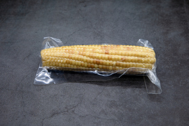 水泥背景真空包装食材彩糯玉米