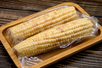 水泥背景真空包装食材彩糯玉米