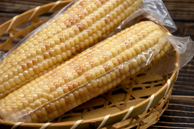 水泥背景真空包装食材彩糯玉米