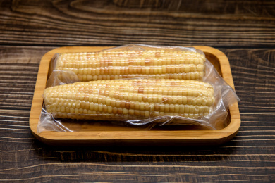 水泥背景真空包装食材彩糯玉米