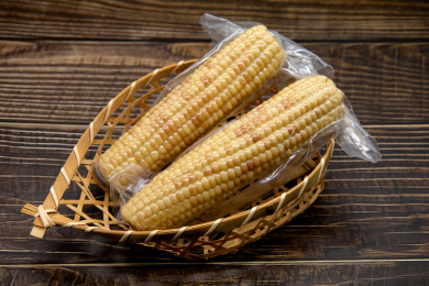 水泥背景真空包装食材彩糯玉米