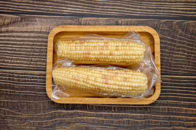 水泥背景真空包装食材彩糯玉米