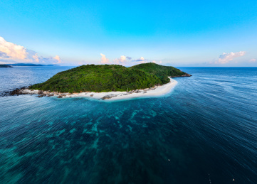 海南万宁石梅湾加井岛夏日傍晚航拍