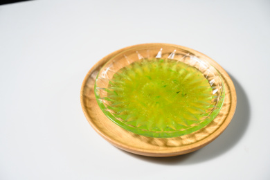 桌面上的盘子里的美味可口的青提果酱