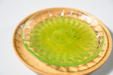 桌面上的盘子里的美味可口的青提果酱