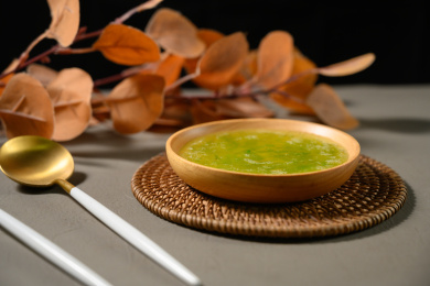 桌面上的盘子里的美味可口的青提果酱