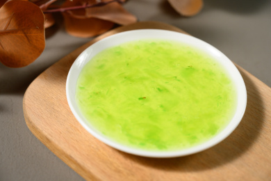 桌面上的盘子里的美味可口的青提果酱