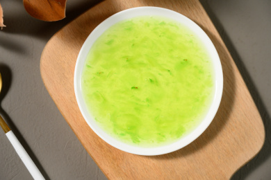 桌面上的盘子里的美味可口的青提果酱