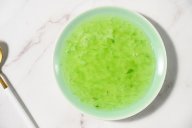 桌面上的盘子里的美味可口的青提果酱
