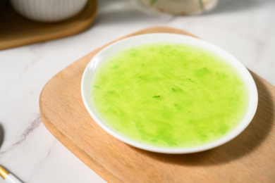 桌面上的盘子里的美味可口的青提果酱