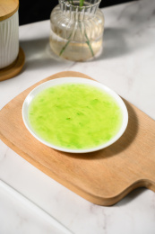 桌面上的盘子里的美味可口的青提果酱